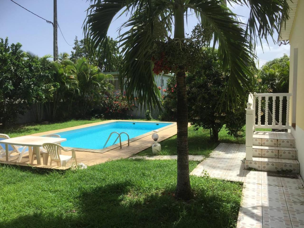 T2 tropical en bord de piscine à 100m de la mer Apartamento Le Carbet Exterior foto